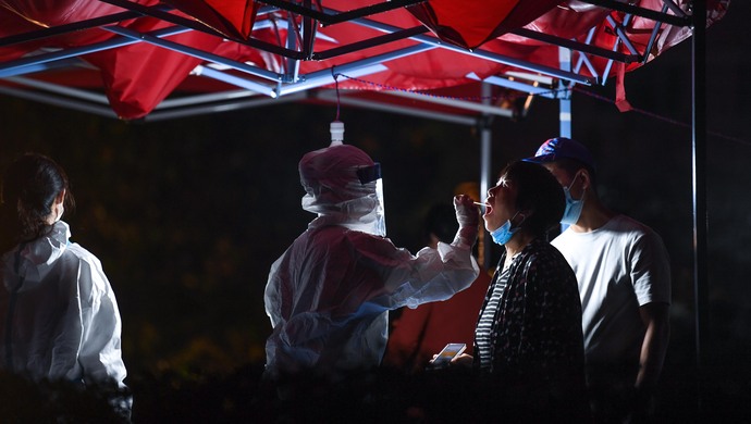 吳尊友解釋近期我國新冠疫情嚴峻，多因素致疫情此起彼伏