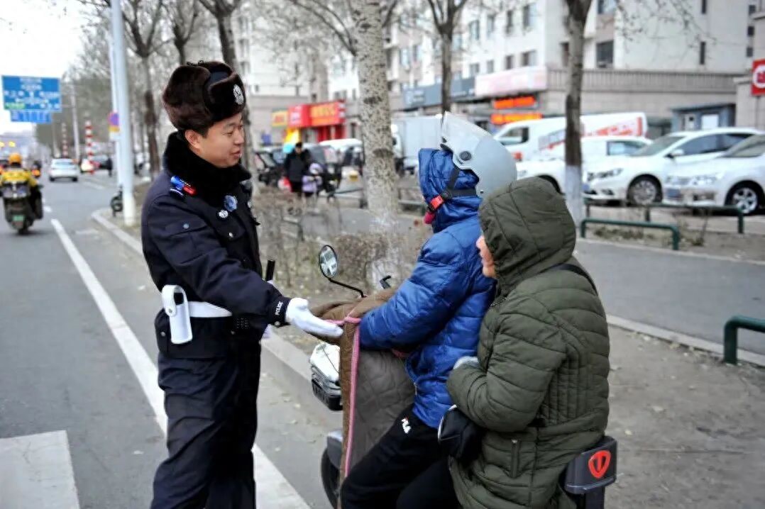 秋冬路面復(fù)雜，哈爾濱交警嚴整電動車違章保出行安全