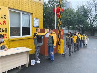 2月10日北京多家快遞企業(yè)恢復(fù)運(yùn)營(yíng)，快遞員上崗攬件