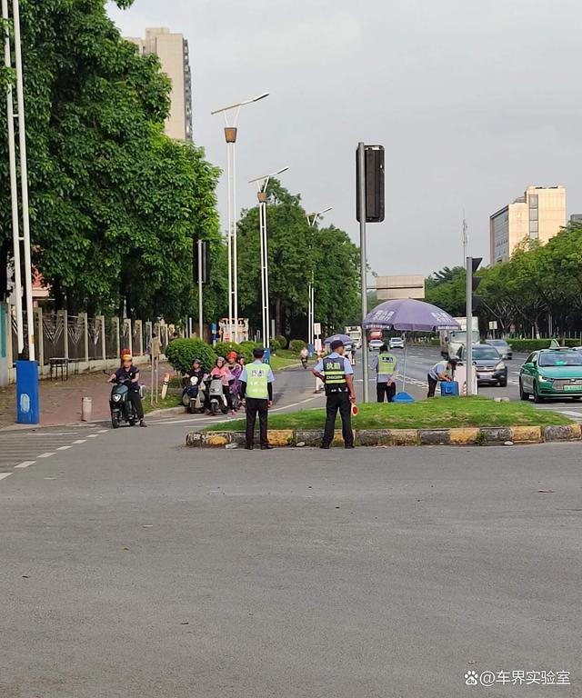 西安電動車管理嚴，過渡期后麻煩多，走錯道就吃罰單