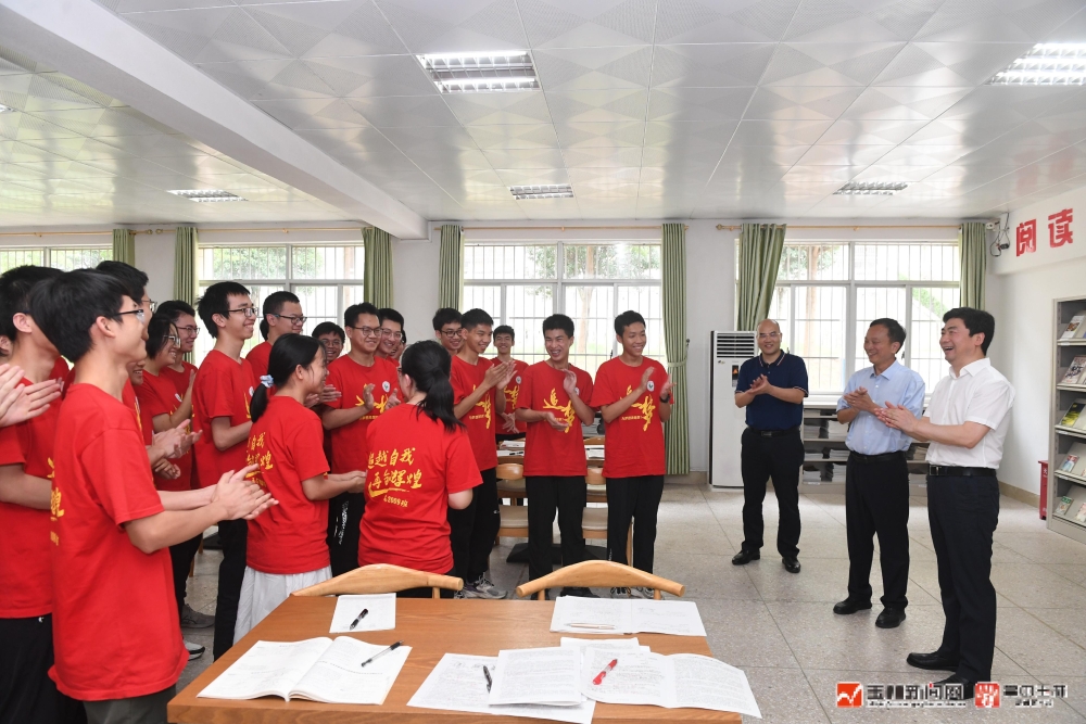 玉林市長(zhǎng)白松濤 6 月 1 日調(diào)研高考備考 看望師生并提要求