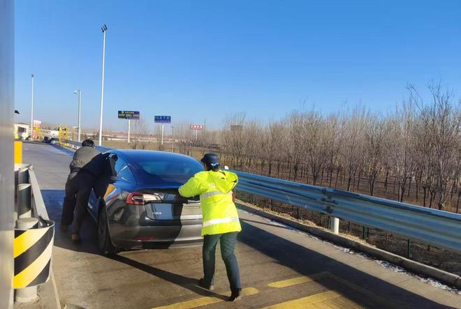 春運(yùn)開啟，諸城龍都收費(fèi)站多措并舉守護(hù)司乘人員歸家路