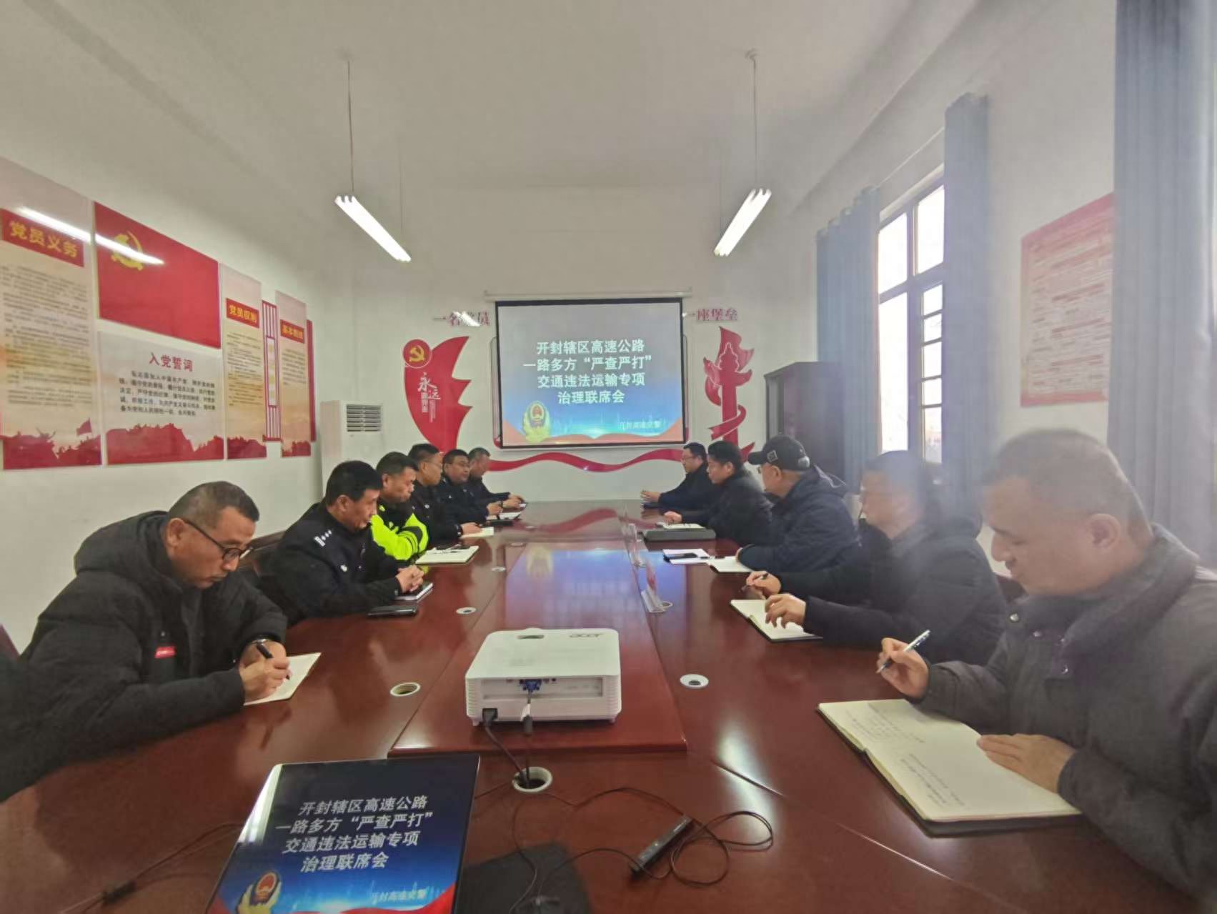 開封高速交警二大隊組織專項治理，嚴(yán)查違法運輸保障出行安全